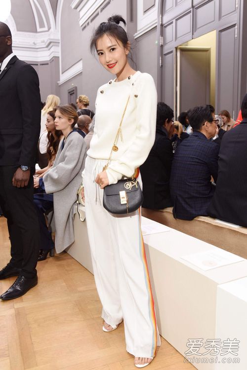 范冰冰巴黎时装周霸气登场 红色皮衣妖艳_范冰冰时装周2016