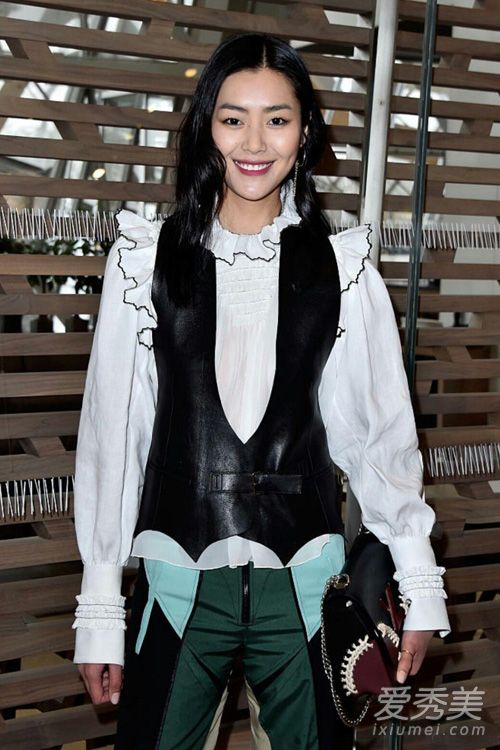 范冰冰巴黎时装周霸气登场 红色皮衣妖艳_范冰冰时装周2016