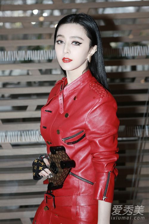 范冰冰巴黎时装周霸气登场 红色皮衣妖艳_范冰冰时装周2016