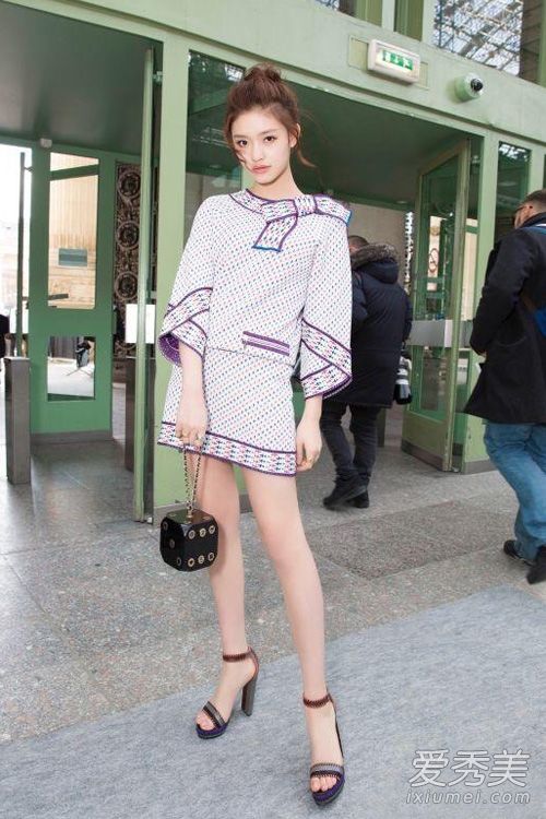 范冰冰巴黎时装周霸气登场 红色皮衣妖艳_范冰冰时装周2016