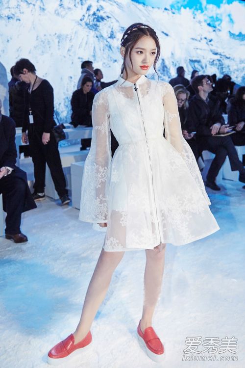 范冰冰巴黎时装周霸气登场 红色皮衣妖艳_范冰冰时装周2016