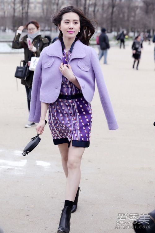 范冰冰巴黎时装周霸气登场 红色皮衣妖艳_范冰冰时装周2016