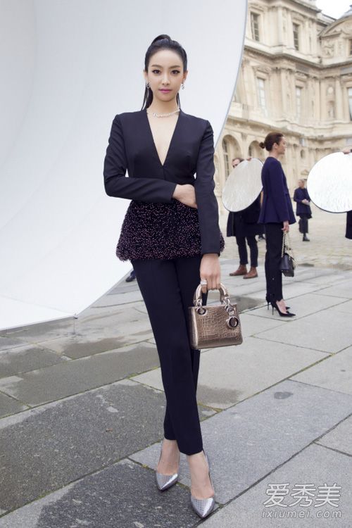 范冰冰巴黎时装周霸气登场 红色皮衣妖艳_范冰冰时装周2016