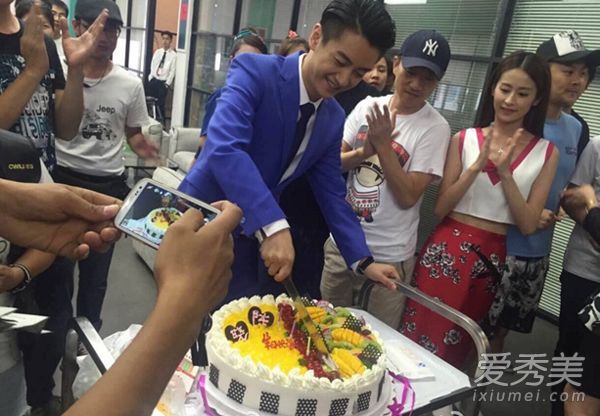 ӱ������������ȫ���Ź� ���ʹ����ݳ�һ�ѹ�ͷ��Ů��_ӱ������