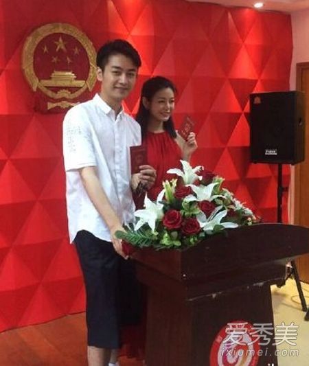陈妍希怀孕大肚照曝光 怀孕3月小腹微凸拿大衣遮掩_陈妍希怀孕照