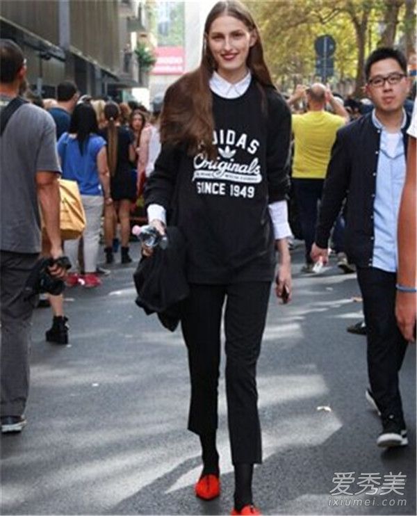 卫衣里面穿什么好 卫衣这样穿就很百搭