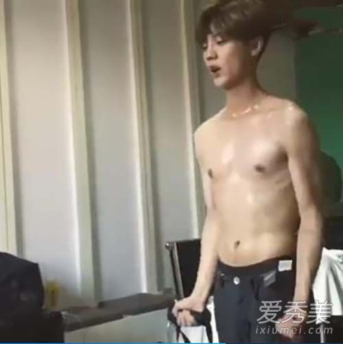 鹿晗为新剧挥汗健身 鹿晗腹肌照图片