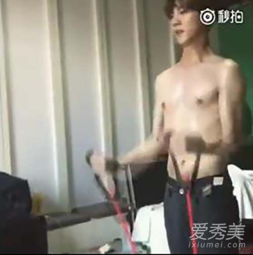 鹿晗为新剧挥汗健身 鹿晗腹肌照图片