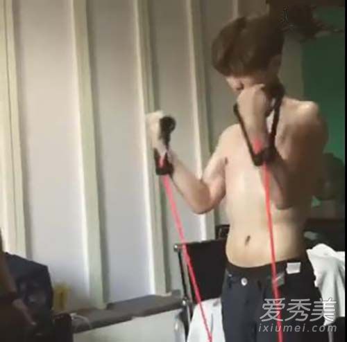 鹿晗为新剧挥汗健身 鹿晗腹肌照图片