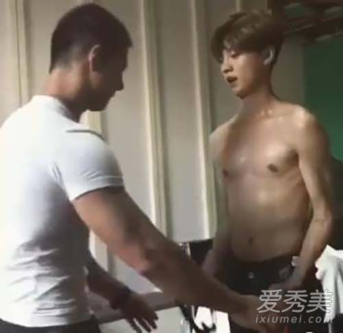 鹿晗为新剧挥汗健身 鹿晗腹肌照图片