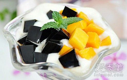 龟苓膏的作用与功效 龟苓膏是什么做的