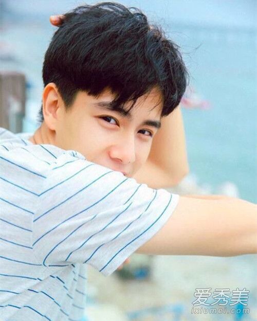 ��һ���ݹ��ĵ��Ӿ� ��һ��������ϼ�ͥ��������