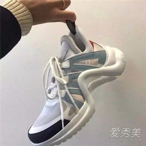 �ϵ�Ь��ʲô��˼ ��̤�ϵ�Ь����Ǯһ˫