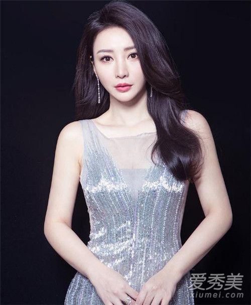 女星穿衣不谨慎 大尺度泄裙下风光险尴尬