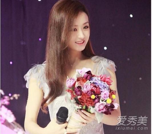 女星穿衣不谨慎 大尺度泄裙下风光险尴尬