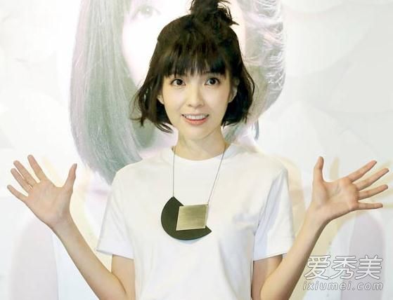 女星穿衣不谨慎 大尺度泄裙下风光险尴尬