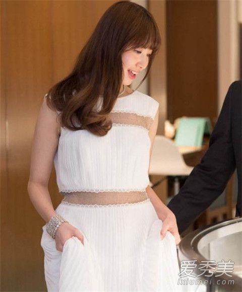 女星穿衣不谨慎 大尺度泄裙下风光险尴尬