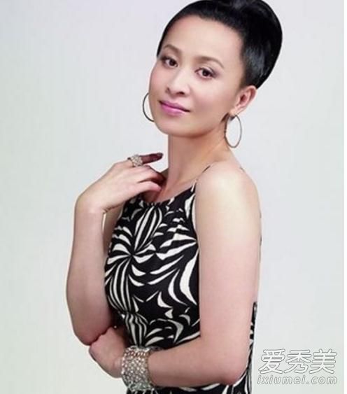 女星穿衣不谨慎 大尺度泄裙下风光险尴尬