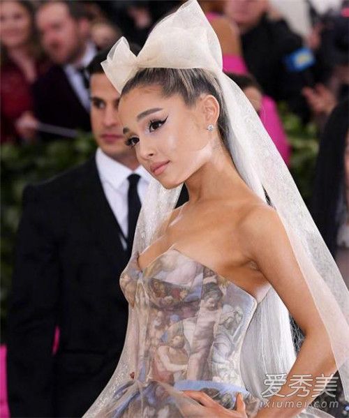 A÷ô AAriana GrandeMac MillerΪʲô