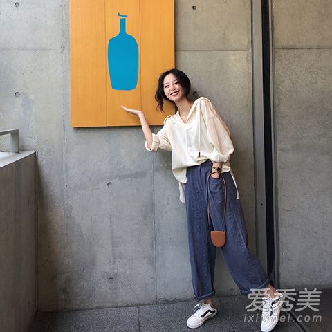 裤脚有点收紧的九分裤搭什么上衣好看 夏季九分裤和上衣搭配示范