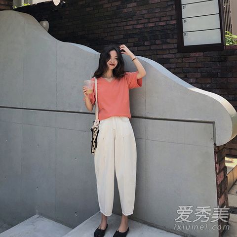裤脚有点收紧的九分裤搭什么上衣好看 夏季九分裤和上衣搭配示范