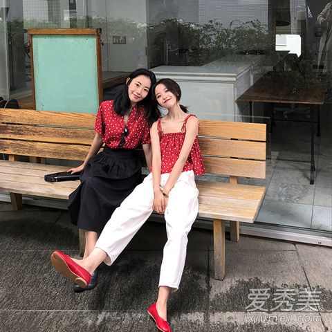 裤脚有点收紧的九分裤搭什么上衣好看 夏季九分裤和上衣搭配示范