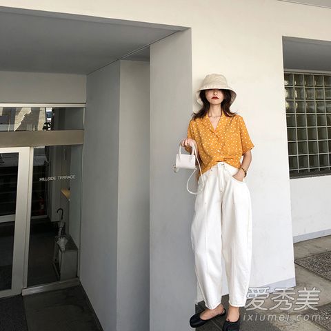 裤脚有点收紧的九分裤搭什么上衣好看 夏季九分裤和上衣搭配示范