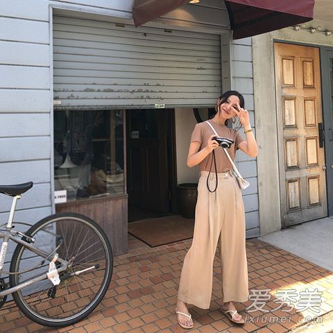 裤脚有点收紧的九分裤搭什么上衣好看 夏季九分裤和上衣搭配示范