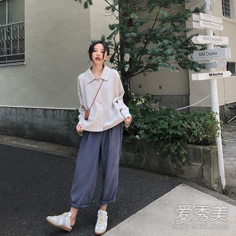 裤脚有点收紧的九分裤搭什么上衣好看 夏季九分裤和上衣搭配示范