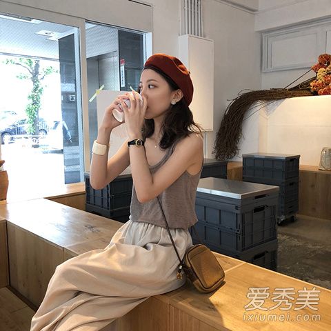 裤脚有点收紧的九分裤搭什么上衣好看 夏季九分裤和上衣搭配示范