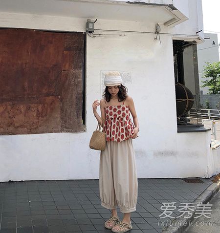 裤脚有点收紧的九分裤搭什么上衣好看 夏季九分裤和上衣搭配示范