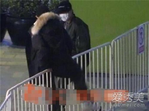 王源翻栏杆被拍 事后与魏大勋二人发文道歉