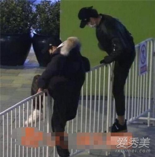 王源翻栏杆被拍 事后与魏大勋二人发文道歉