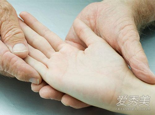 嫁好老公的女人手相 享老公福气的女人手相