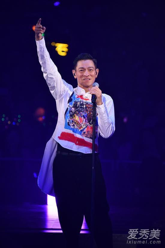 刘德华平安夜引万人合唱 香港红馆座无虚席