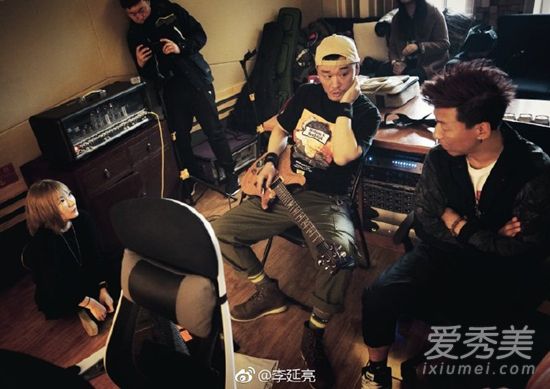 惊呆了!陈羽凡现身录音棚 这到底是个什么梗?