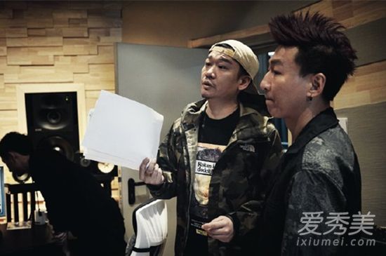 惊呆了!陈羽凡现身录音棚 这到底是个什么梗?
