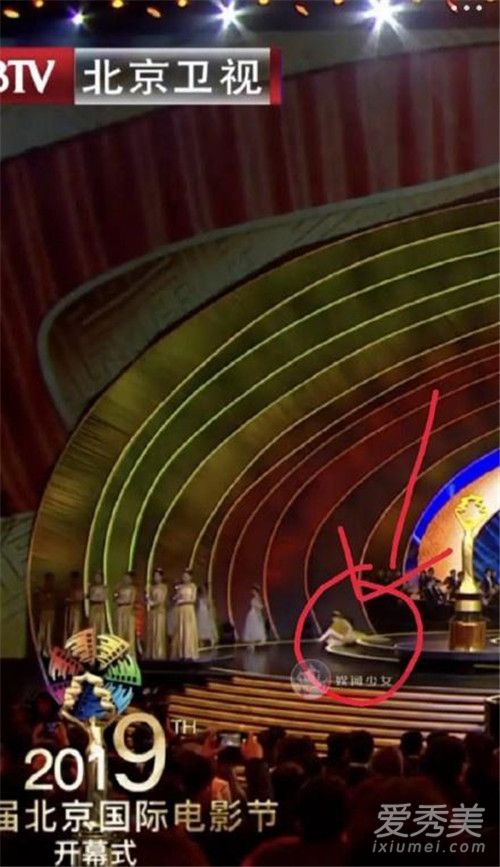 惊呆了!迪丽热巴摔倒 这到底是个什么梗?