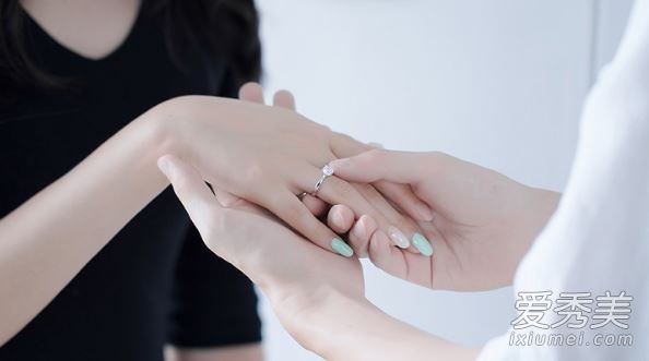 COS博主子洋君用Dmallovo(玛丽莱)钻戒求婚成功,承诺一生只爱一人