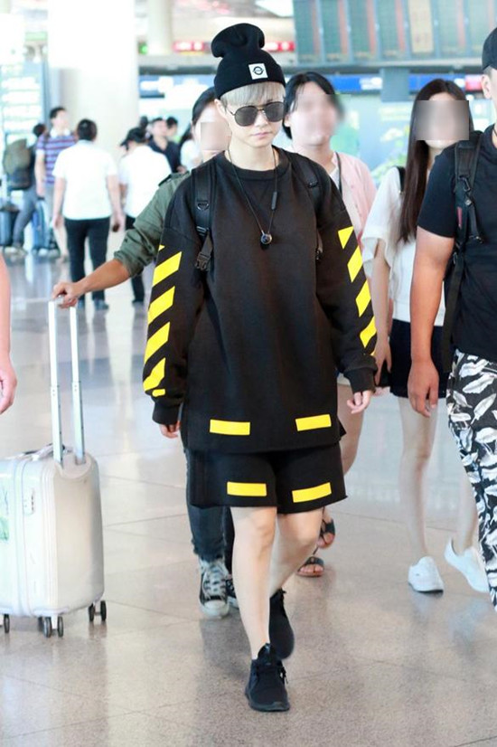 李宇春戳爷同框是怎么回事 李宇春戳爷同框事件经过