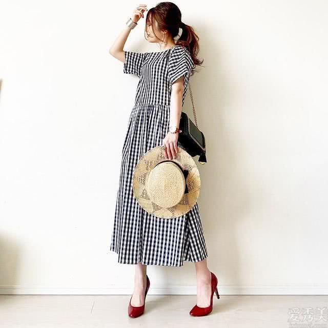 4��С����Ů��ǿ��Ϯ����Ư�������ף��Ƶ���