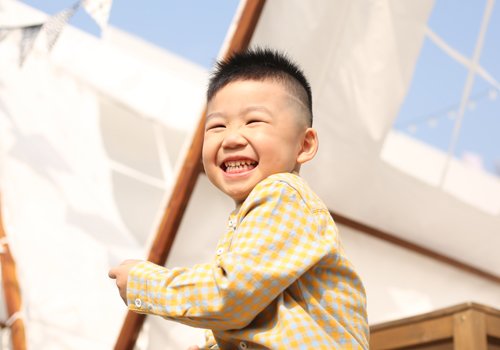 男童两边头发剃掉上面短发如何打理 小男孩最新剃两边短发借鉴