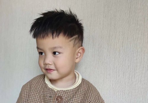 男童两边头发剃掉上面短发如何打理 小男孩最新剃两边短发借鉴