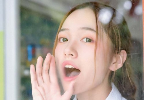 圆脸女生适合扎马尾吗?当然!圆脸女生梳露额马尾辫甜美更时尚