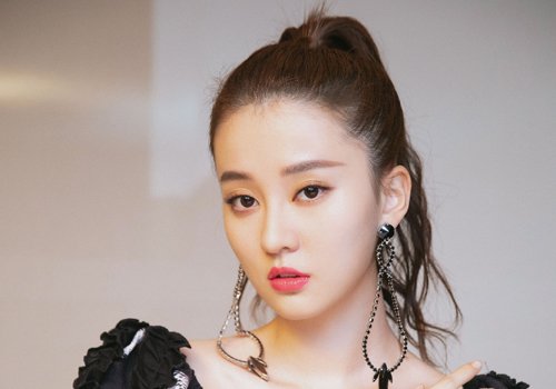 圆脸女生适合扎马尾吗?当然!圆脸女生梳露额马尾辫甜美更时尚