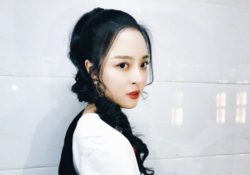 圆脸女生适合扎马尾吗?当然!圆脸女生梳露额马尾辫甜美更时尚