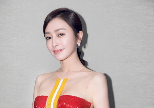 圆脸女生适合扎马尾吗?当然!圆脸女生梳露额马尾辫甜美更时尚