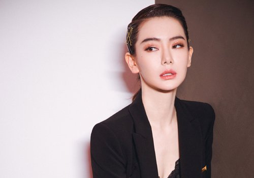 圆脸女生适合扎马尾吗?当然!圆脸女生梳露额马尾辫甜美更时尚