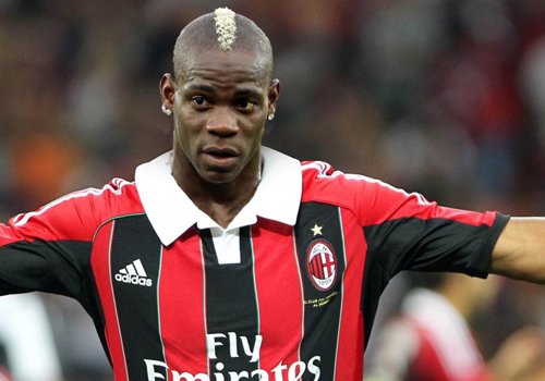 �Դ�ͷ�鷢Ϊ�׵�����Ī���ɶ̷������� һ���˻���hold��ס��