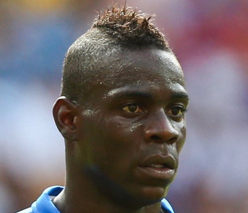 �Դ�ͷ�鷢Ϊ�׵�����Ī���ɶ̷������� һ���˻���hold��ס��